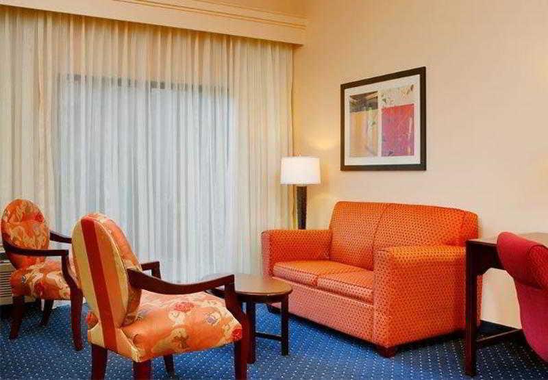 Courtyard By Marriott Atlanta Alpharetta Hotel Room photo