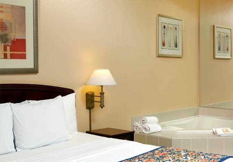 Courtyard By Marriott Atlanta Alpharetta Hotel Room photo